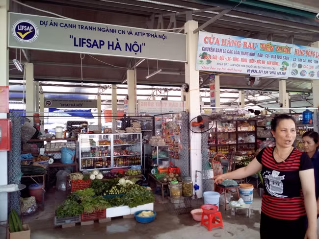 Việc bố trí, quy hoạch khu vực bán rau, củ, quả tại chợ Kim Bài (Thanh Oai, Hà Nội) không hợp lý, gây bức xúc cho các hộ kinh doanh.