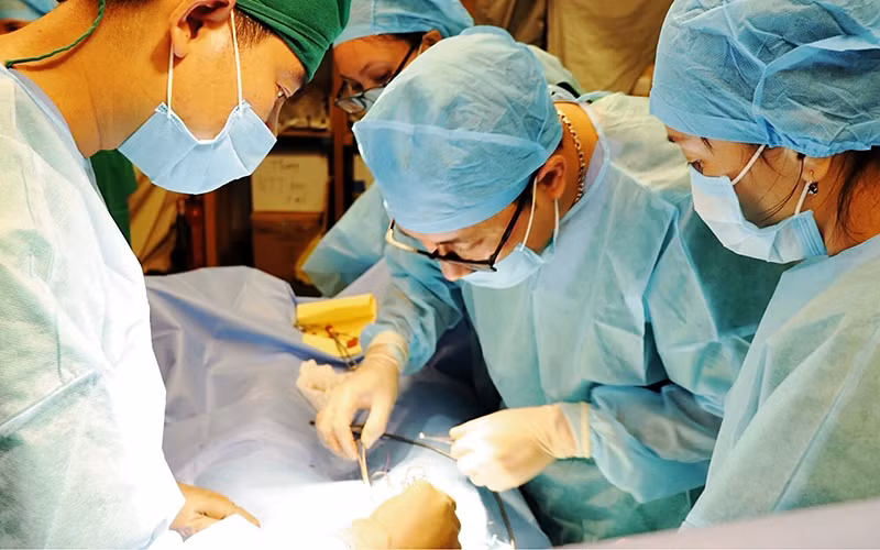 Các bác sĩ Bệnh viện dã chiến cấp 2 - số 1 của Việt Nam thực hiện ca mổ đầu tiên, tại Phái bộ gìn giữ hòa bình LHQ Nam Xu-đăng.