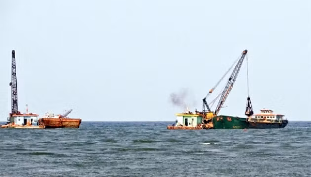 Tàu của doanh nghiệp tư nhân Bảo Châu tiến hành nạo vét thông luồng cửa sông Đà Diễn.