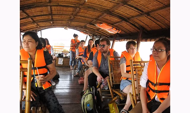Du khách tham gia tuyến du lịch trên sông Đồng Nai.