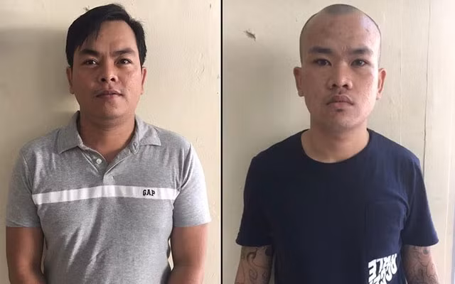 Đối tượng Phúc XO (trái) và em trai tại cơ quan chức năng. 