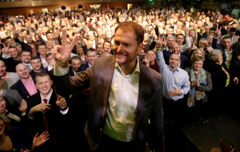 Chủ tịch đảng OLaNO I.Matovic và các cử tri ăn mừng chiến thắng. (Ảnh: Reuters)