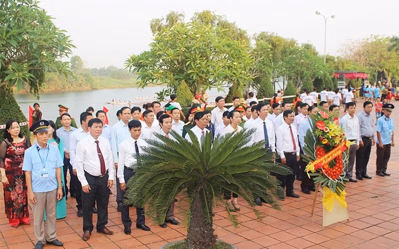 Lễ viếng Tổng Bí thư Lê Duẩn ngày 7-4 tại Khu nhà lưu niệm ở thôn Hậu kiên