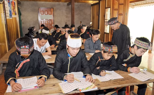 Lớp học chữ Nôm Dao của thanh niên dân tộc Dao ở xã Ngọc Phái, huyện Chợ Đồn (Bắc Cạn). Ảnh: ANH SƠN
