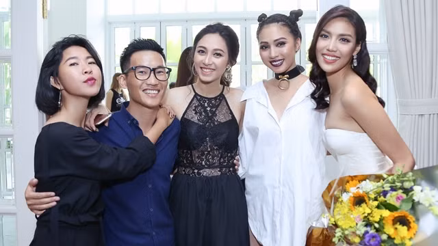 Quản lý Phan Anh và top 11 Hoa hậu Thế giới 2015 Lan Khuê (ngoài cùng bên phải).