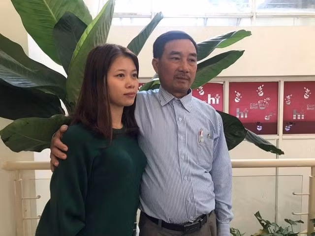 Chị Nguyễn Thị Thu Hằng gặp lại người nhận trái tim chồng mình - anh Trần Tuấn. 