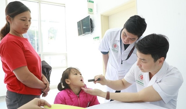 Các bác sĩ thăm khám cho một bệnh nhi.