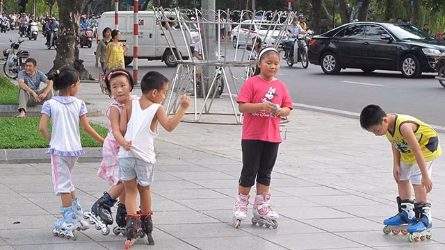 Cần sớm có kế hoạch xây dựng mới các điểm vui chơi an toàn, bổ ích cho trẻ.
