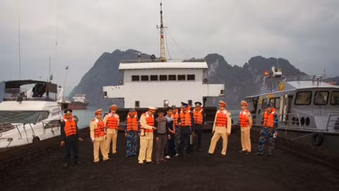 Giữ tàu than vận chuyển trái phép khoảng 2.000 tấn than cám