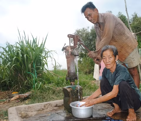 Người dân xã Tân Phú, huyện Thới Bình (Cà Mau) sử dụng nước giếng khoan.