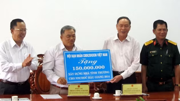 Hội Nạn nhân chất độc da cam/dioxin Việt Nam tặng nhà tình thương cho Hậu Giang