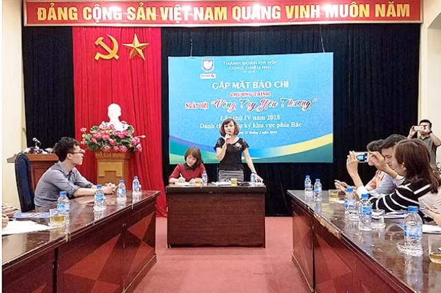Lãnh đạo Cung Thiếu nhi Hà Nội - đại diện Ban Tổ chức giới thiệu chương trình.