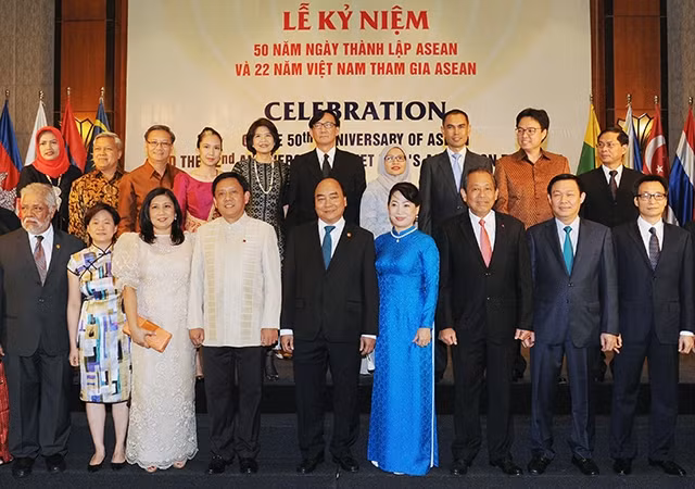 Thủ tướng Nguyễn Xuân Phúc và các đại biểu tại Lễ kỷ niệm. Ảnh: TRẦN HẢI 