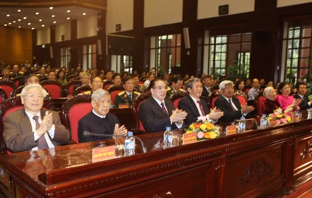 Tổng Bí thư Nguyễn Phú Trọng, Bí thư Quân ủy Trung ương và các đồng chí lãnh đạo, nguyên lãnh đạo Đảng, Nhà nước, Quân đội dự lễ kỷ niệm. Ảnh: TRÍ DŨNG (TTXVN)