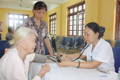 Bác sĩ Viện Y học cổ truyền quân đội khám bệnh cho Mẹ Việt Nam Anh hùng Nguyễn Thị Chít, phường Ðịnh Công (Hoàng Mai, H