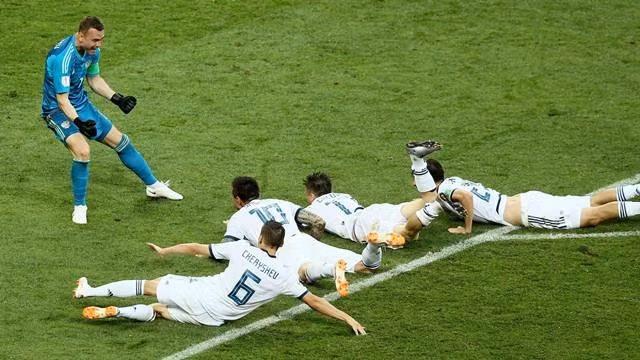 Chủ nhà Nga tiếp tục tạo nên “địa chấn” ở kỳ World Cup đầu tiên được tổ chức trên sân nhà bằng việc bất ngờ loại ứng cử viên nặng ký cho chức vô địch, Tây Ban Nha sau loạt đá luân lưu cân não. (Ảnh: F