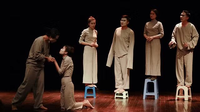 Cảnh trong vở hài dị kịch “Nữ ca sĩ hói đầu”.