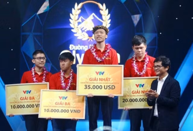 Hồ Đắc Thanh Chương - Trường THPT Quốc học Huế xuất sắc giành quán quân Đường lên đỉnh Olympia năm 2016.
