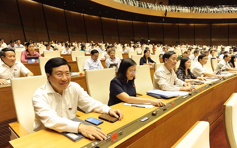 Các đại biểu biểu quyết bằng hệ thống điện tử. (Ảnh: ĐĂNG KHOA)