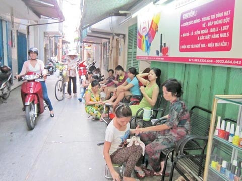 Người trong hẻm làm đẹp cho người trong hẻm (ảnh chụp tại hẻm 51/10, đường Cao Thắng, Quận 3, TP Hồ Chí Minh).