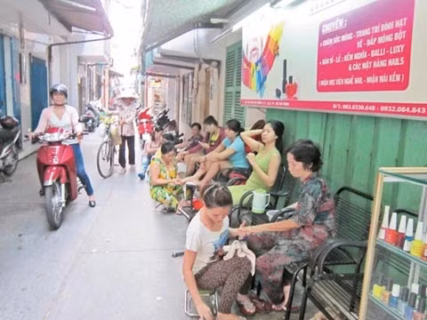 Người trong hẻm làm đẹp cho người trong hẻm (ảnh chụp tại hẻm 51/10, đường Cao Thắng, Quận 3, TP Hồ Chí Minh).