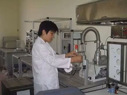 PGS, TS Vũ Thị Thu Hà tại phòng thí nghiệm trọng điểm công nghệ lọc, hóa dầu.