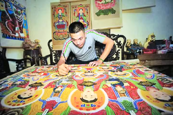 Nghệ nhân Lê Hoàn vẽ bức tranh Tứ phủ công đồng. 