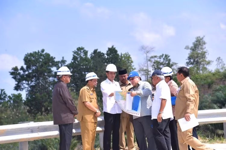 Tổng thống Jokowi và nhóm đặc trách khảo sát khu vực ở tỉnh Kalimantan (Ảnh: JP) 
