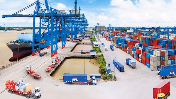 Tổng Công ty Tân Cảng Sài Gòn đi đầu trong đầu tư nâng cao năng lực khai thác cảng công-ten-nơ và cung cấp dịch vụ logistics. Ảnh: Hoàng Hải