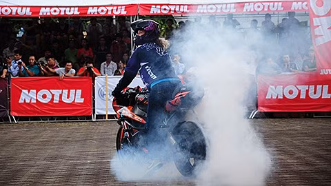 Nữ stunter Leah Petersen - khách mời, giám khảo của Liên hoan trình diễn màn đốt lốp.