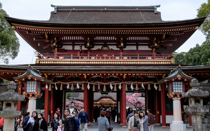Vào mùa thi, đền thờ Dazaifu Tenmangu thường được các sĩ tử tới cầu nguyện để đạt kết quả tốt.