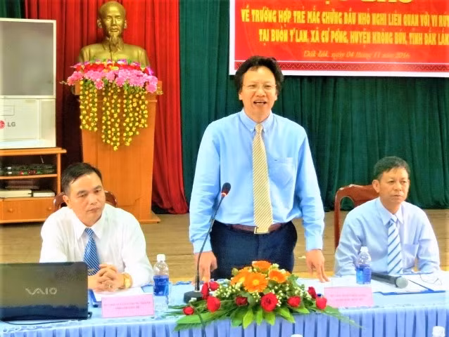 Ông Doãn Hữu Long (người đứng ở giữa), nguyên Giám đốc Sở Y tế tỉnh Đắk Lắk đã bị bắt tạm giam.