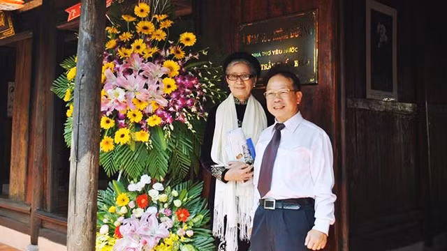 Bà Lan Hinh (bên trái) con gái nhà thơ Trần Tuấn Khải. Nguồn: xhnv.vhu.edu.vn