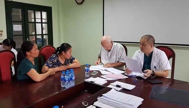 TS Nguyễn Anh Tuấn tư vấn cho người bệnh.