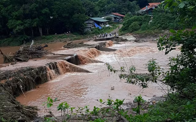 Ngầm Nà Khoa bắc qua suối Nậm Pồ bị lũ cuốn vào sáng sớm 4-8.