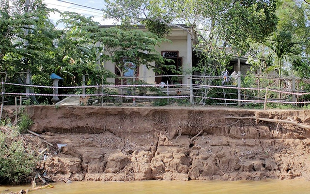 Cuộc sống người dân bất an nhiều năm nay do bờ sông Thạch Hãn bị sạt lở nghiêm trọng.
