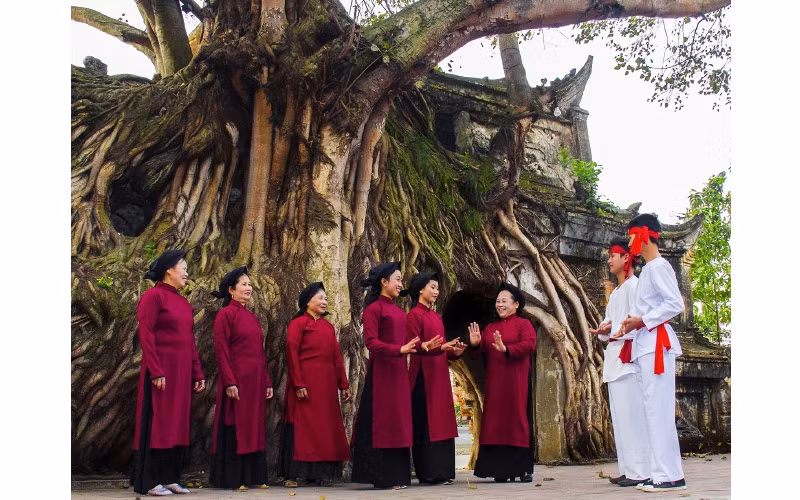 Trao truyền. (ẢNH: VŨ MẠNH CƯỜNG)