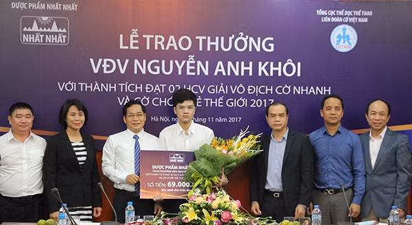Liên đoàn cờ Việt Nam và đại diện đơn vị tài trợ trao thưởng cho VĐV Nguyễn Anh Khôi.