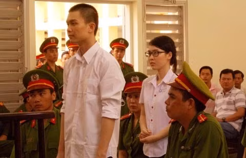 Hai bị cáo Đinh Nguyên Kha và Nguyễn Phương Uyên tại Tòa. (Ảnh: BẢO LINH)