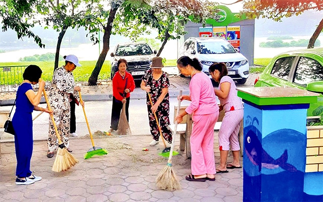 Cán bộ, hội viên phụ nữ quận Ðống Ða tổng vệ sinh môi trường.