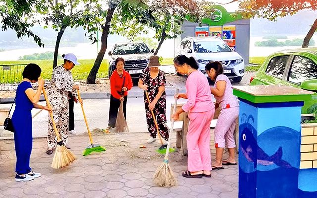 Cán bộ, hội viên phụ nữ quận Ðống Ða tổng vệ sinh môi trường.
