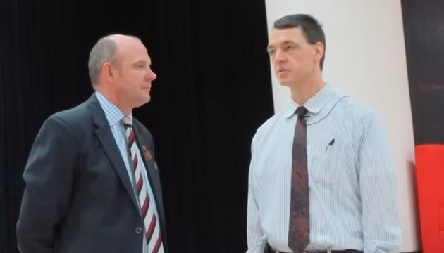 Hiệu trưởng Trường Quốc tế Anh –Việt Mark Sayer (trái) và ThS. Russell Freyer, chuyên gia đến từ Trường Quốc tế Concordia (Anh quốc). Ảnh: L.H