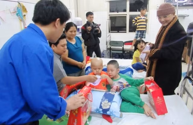Tỉnh đoàn cùng chùa Từ Vân (TP Huế) trao quà Tết tặng các bệnh nhi có hoàn cảnh đặc biệt tại Bệnh viện T.Ư Huế trong đêm giao thừa.