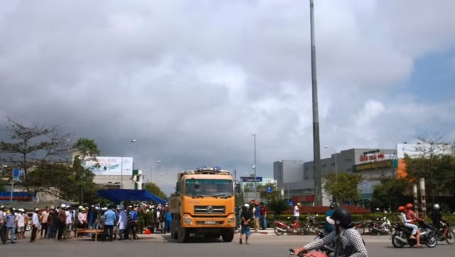 Hiện trường vụ tai nạn trưa 6-3 làm một phụ nữ tử vong tại vòng xuyến Nguyễn Hữu Thọ - Cách mạng Tháng 8.