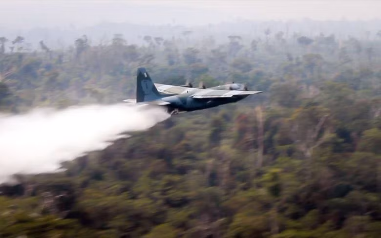 Một chiếc máy bay Hercules C-130 của Không quân Brazil phun nước để chữa cháy tại rừng Amazon,ngày 25-8 (Ảnh: EPA-EFE)