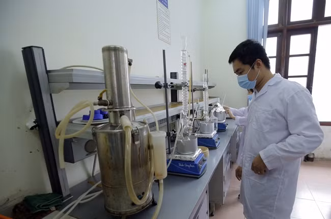 Cán bộ thực hiện nghiên cứu trên máy tại phòng thí nghiệm trọng điểm Công nghệ lọc, hóa dầu.