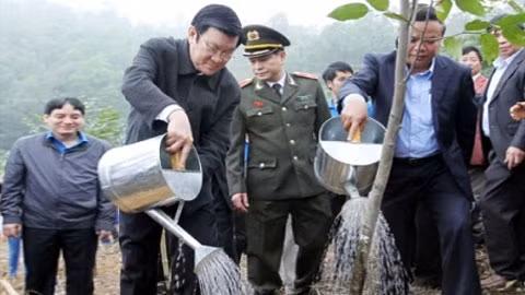  Chú thích ảnh: Chủ tịch nước Trương Tấn Sang trồng cây tại khu Ðền thờ các Bà mẹ Việt Nam Anh hùng, Anh hùng liệt sĩ ở phường Hàm Rồng, TP Thanh Hóa. Ảnh: NGUYỄN KHANG (TTXVN) 