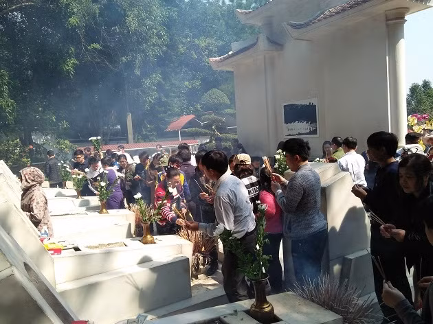 Du khách đến thăp hương tại di tích ngã ba Đồng Lộc.