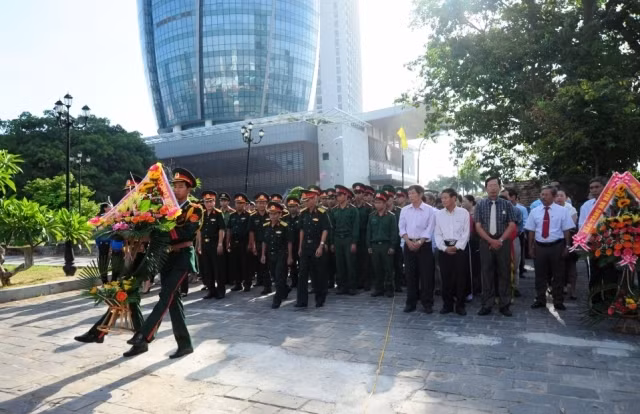 Đà Nẵng tổ chức dâng hương tượng đài Nguyễn Tri Phương.