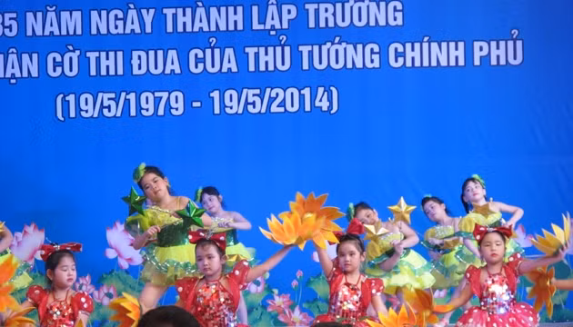 Học sinh trường mầm non thực hành Hoa Sen biểu diễn trong Lế kỷ niệm 35 năm thành lập trường. Ảnh: Lê Hà